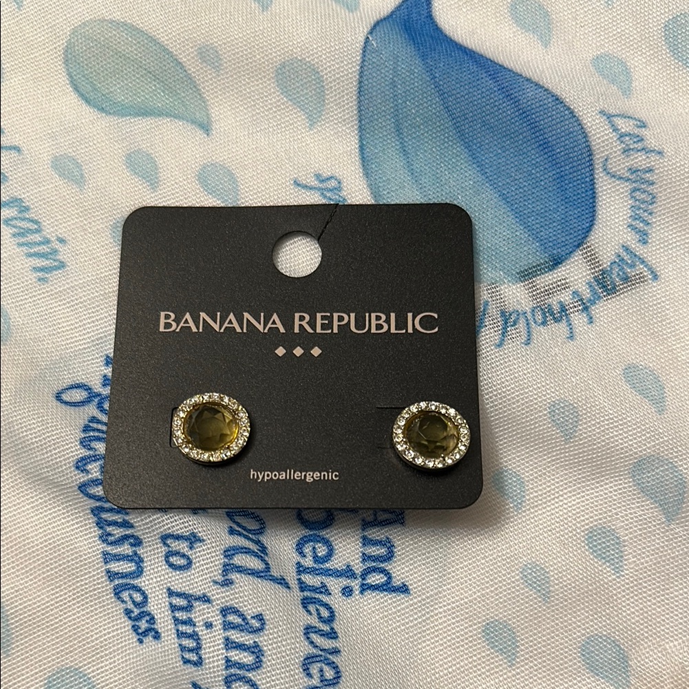 Banana Republic Olive Crystal Stud Earrings Nwt 4x15$